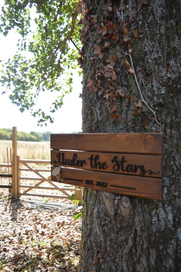 Under The Stars Shepherds Huts At Harbors Lake Villa Newchurch  Екстериор снимка