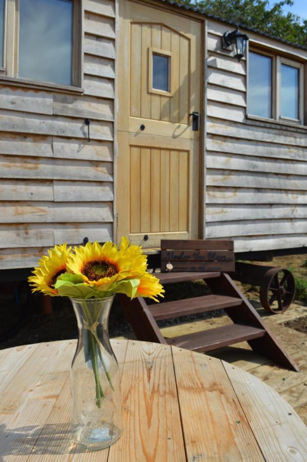 Under The Stars Shepherds Huts At Harbors Lake Villa Newchurch  Екстериор снимка