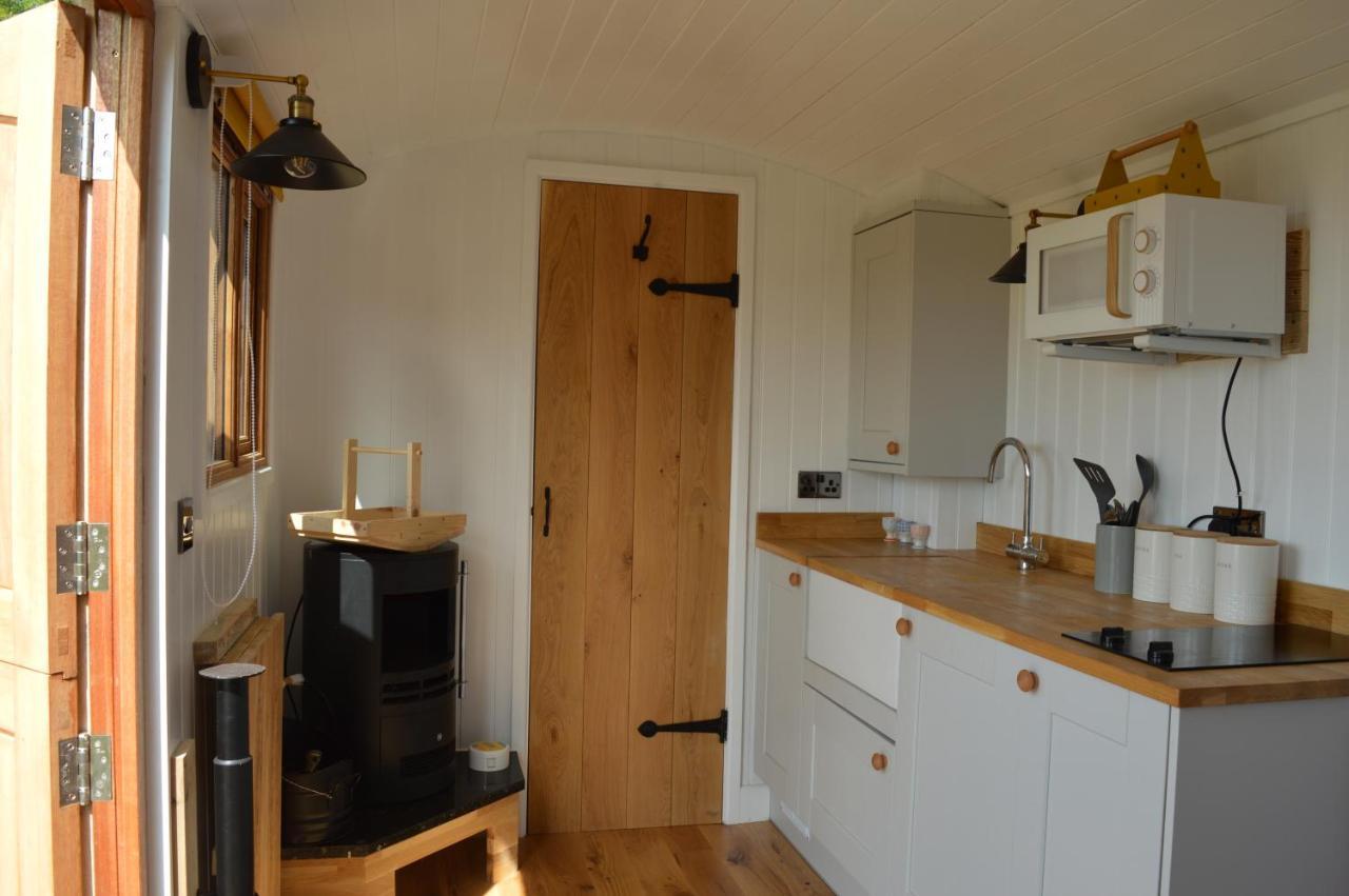 Under The Stars Shepherds Huts At Harbors Lake Villa Newchurch  Екстериор снимка