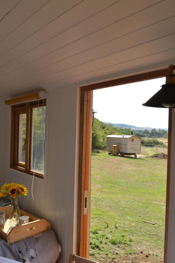 Under The Stars Shepherds Huts At Harbors Lake Villa Newchurch  Екстериор снимка