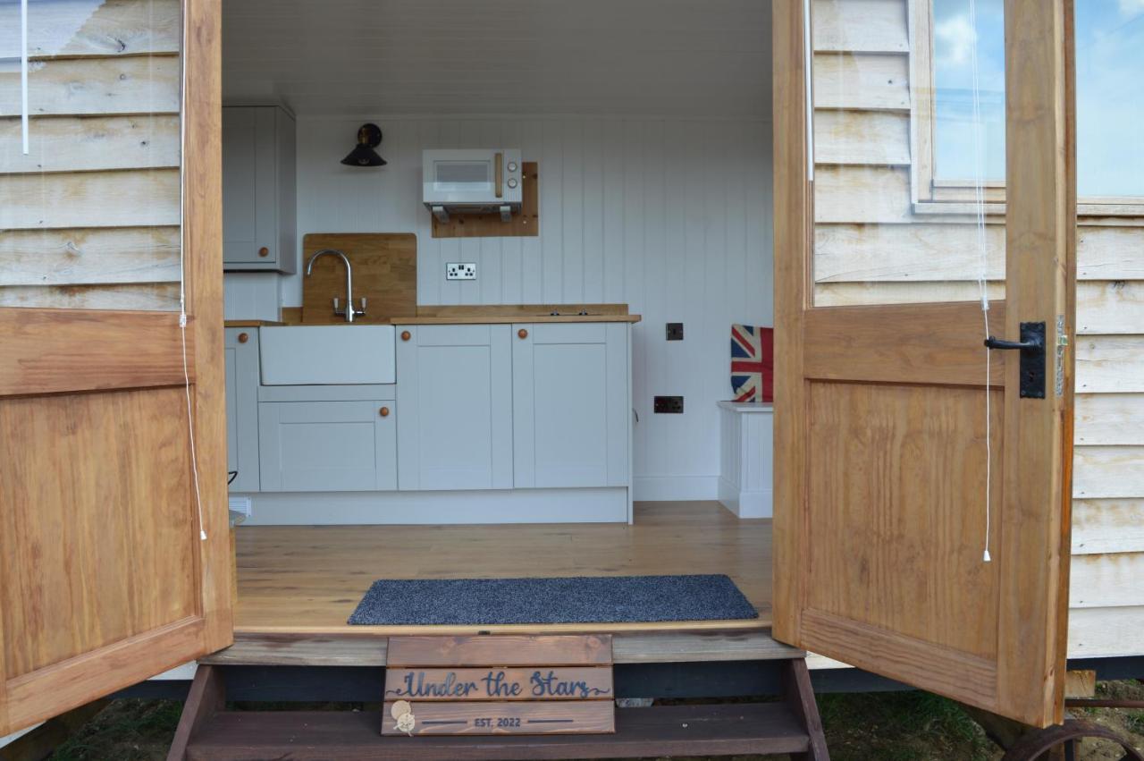 Under The Stars Shepherds Huts At Harbors Lake Villa Newchurch  Екстериор снимка