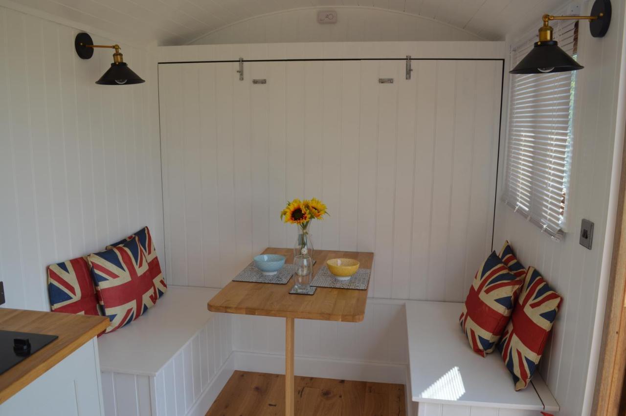 Under The Stars Shepherds Huts At Harbors Lake Villa Newchurch  Екстериор снимка