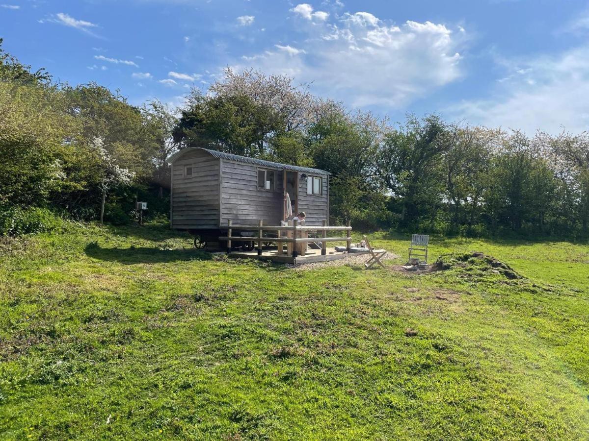 Under The Stars Shepherds Huts At Harbors Lake Villa Newchurch  Екстериор снимка