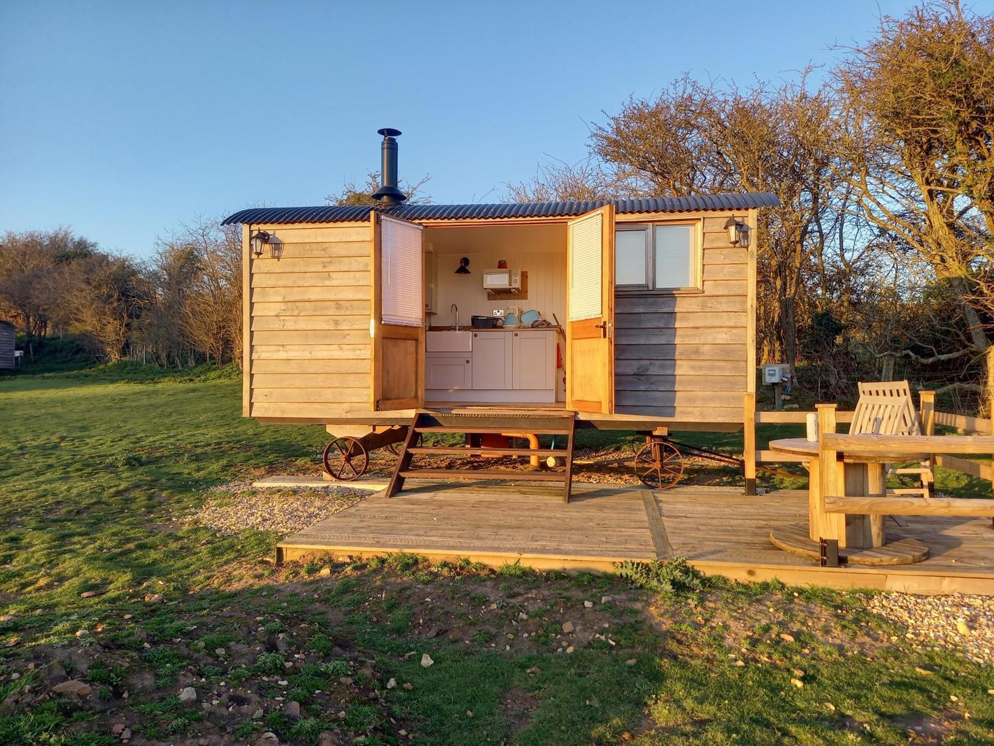 Under The Stars Shepherds Huts At Harbors Lake Villa Newchurch  Екстериор снимка